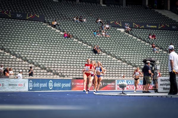 Caterina Granz (LG Nord Berlin), Fabiane Meyer (TV Westfalia Epe), Vera Coutellier (ASV Koeln), Pia Jensen (ASV Koeln) ueber 1500m waehrend der deutschen Leichtathletik-Meisterschaften im Olympiastadion am 25.06.2022 in Berlin